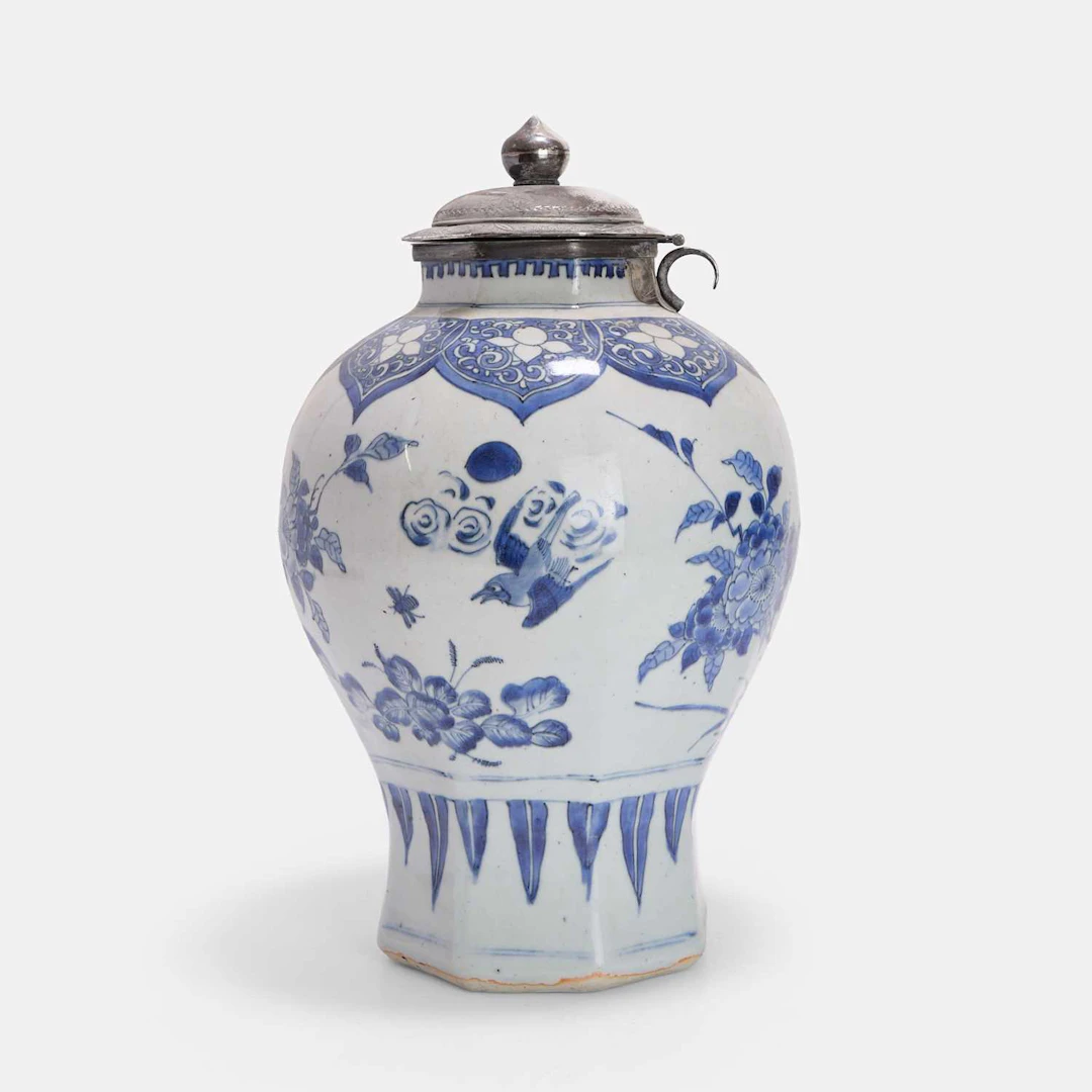 A Chinese blue and white vase Chongzhen (1628-1644)
