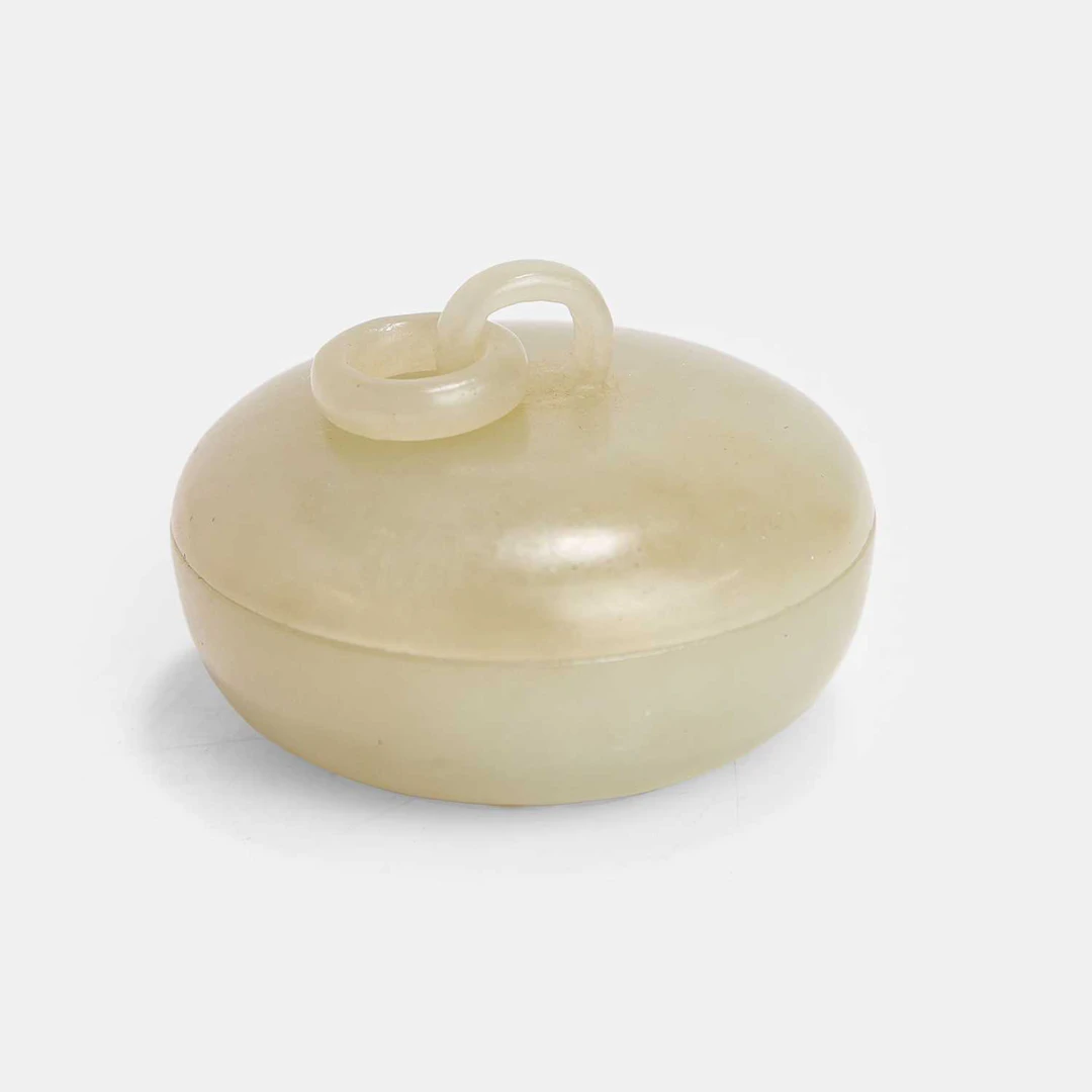 A Chinese jade box and cover Qing dynasty (1644-1911)