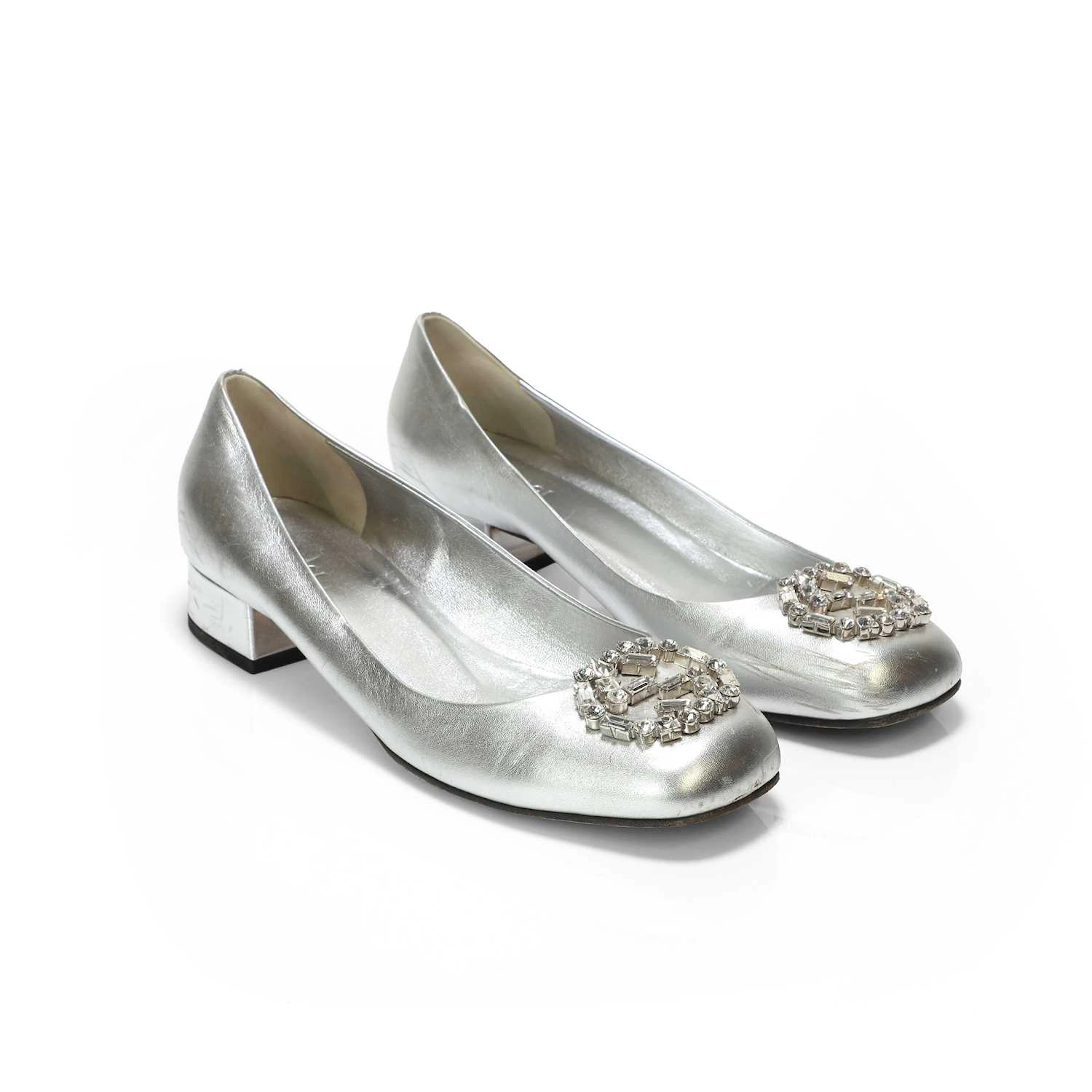 Gucci a pair of silver leather ballerina heels