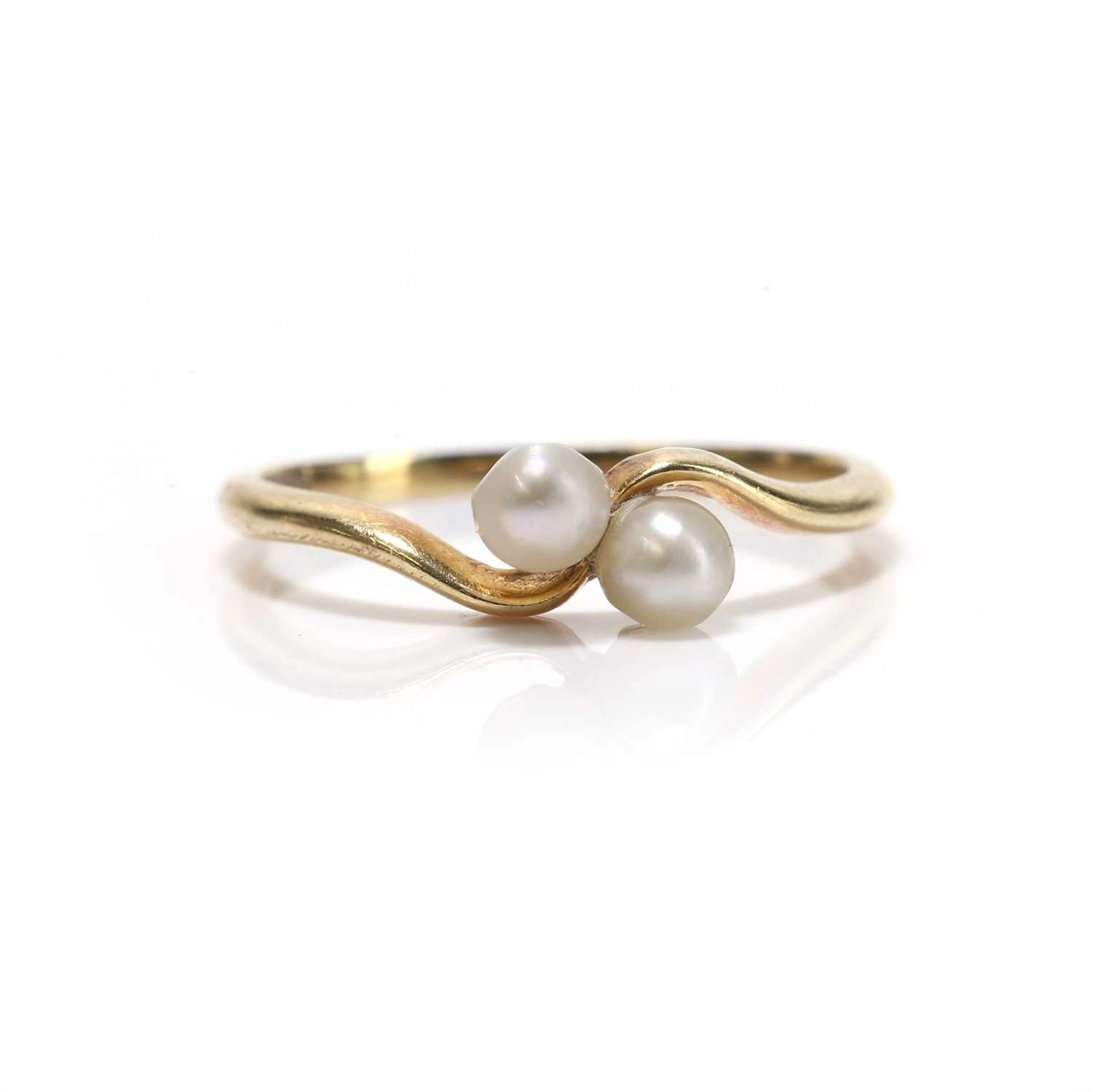 A cultured pearl set crossover ring