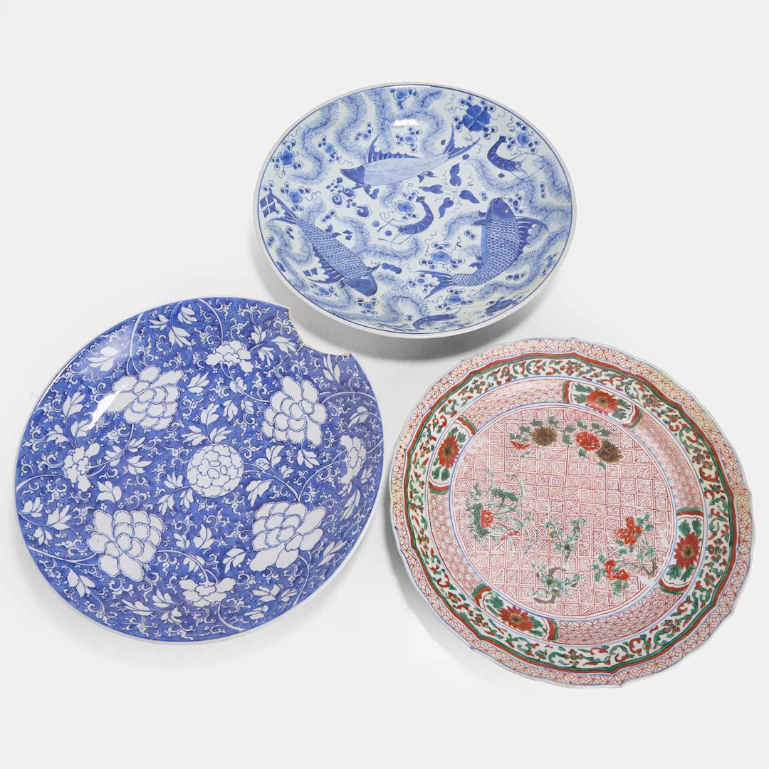 Three Chinese porcelain chargers Kangxi (1662-1722)