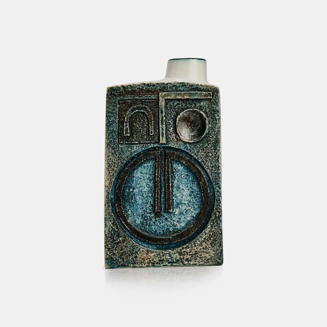 Linda Thomas for Troika Pottery a 'Chimney' vase