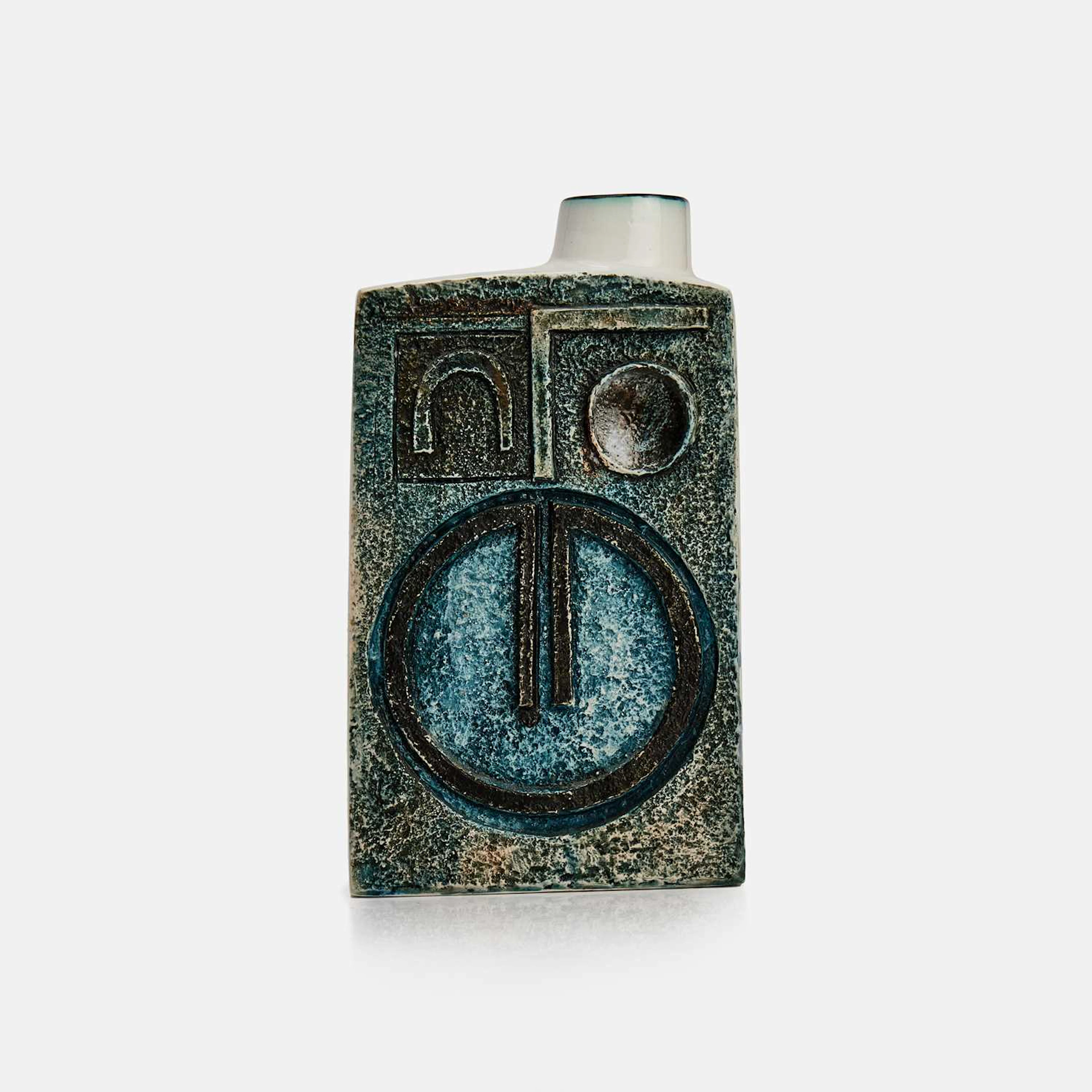 Linda Thomas for Troika Pottery a 'Chimney' vase