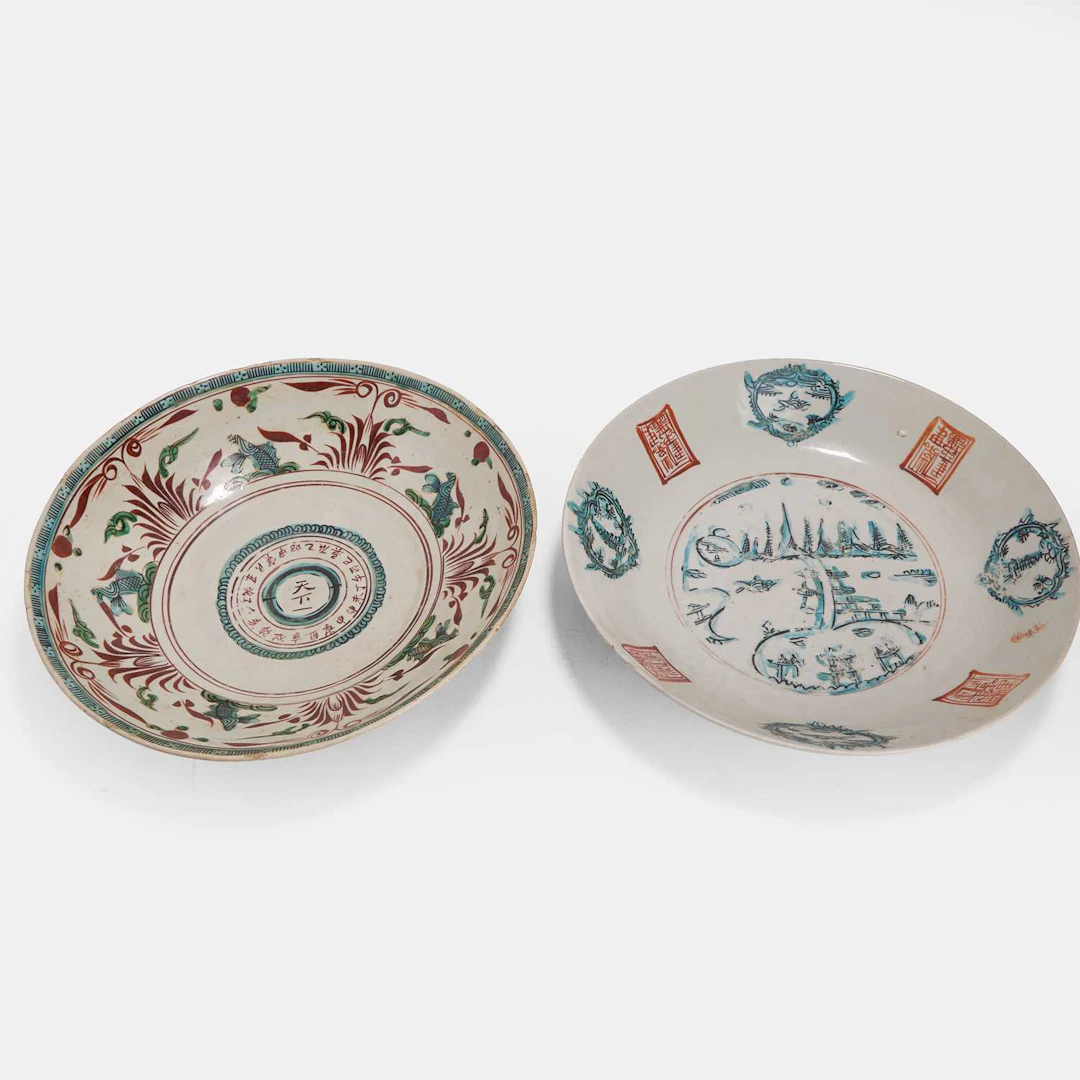 Two large Chinese Zhangzhou ware export chargers late Ming dynasty
