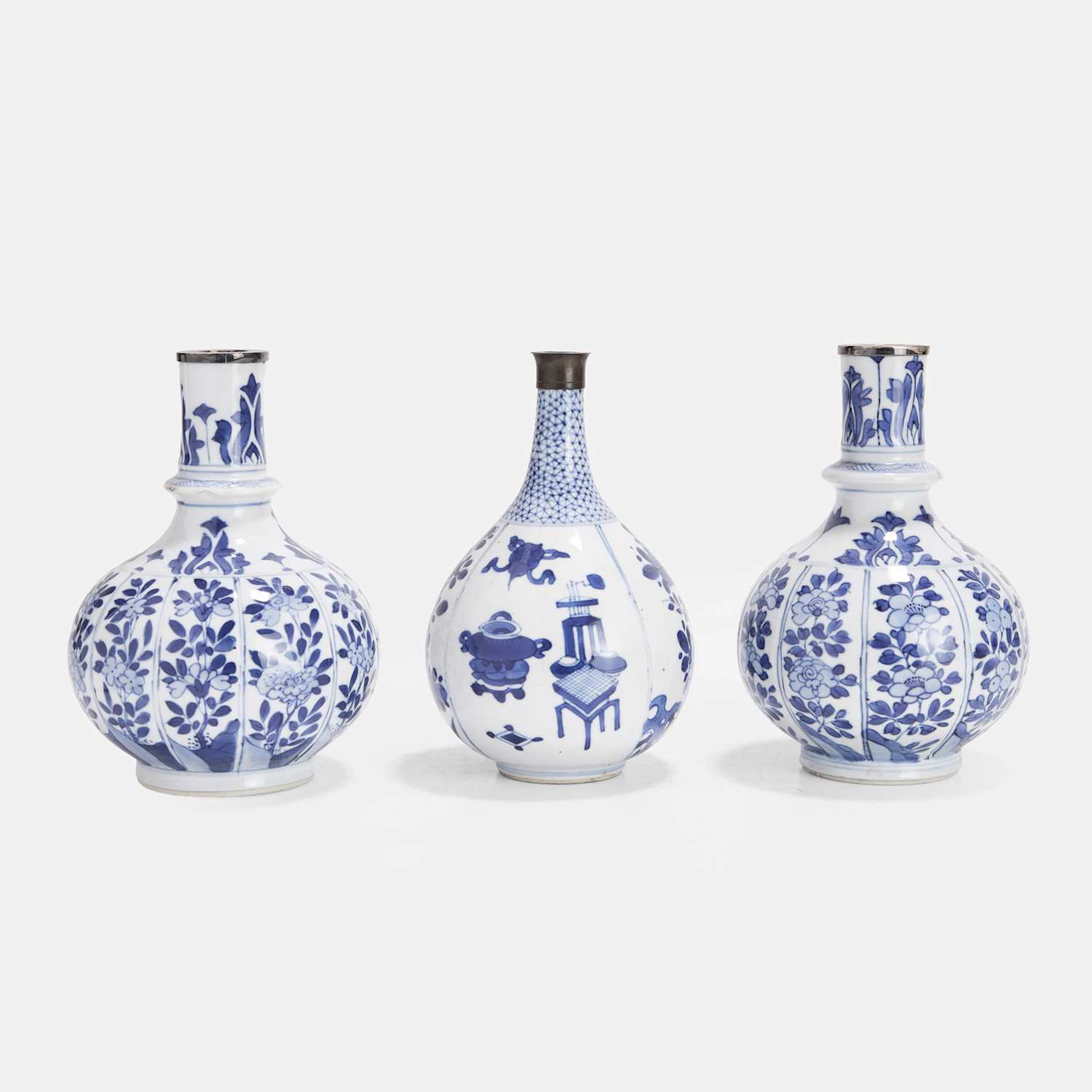 Three Chinese blue and white vases Kangxi (1662-1722)