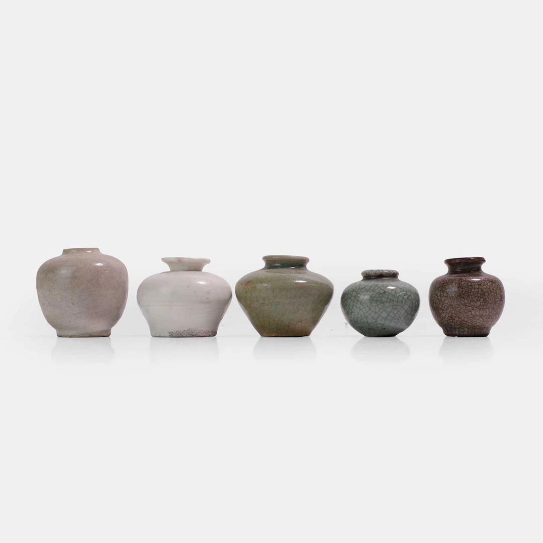 Five Chinese porcelain jarlets Ming-Qing dynasty