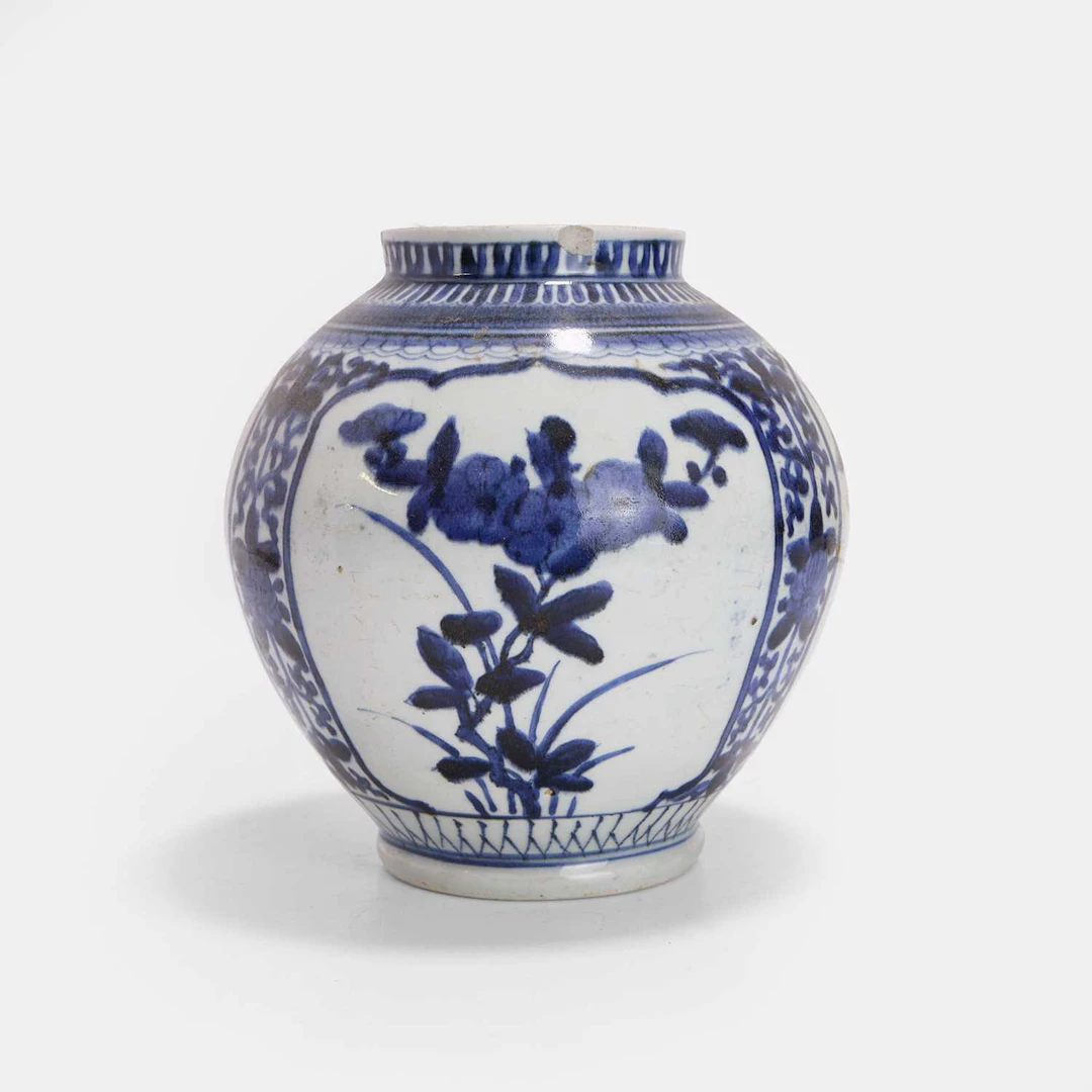 A Japanese Arita blue and white jar Edo period (1603-1868)