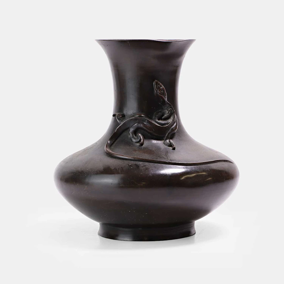 A Japanese bronze vase Meiji period (1868-1912)