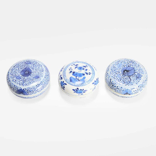 Three Chinese blue and white boxes and covers Kangxi (1662-1722)
