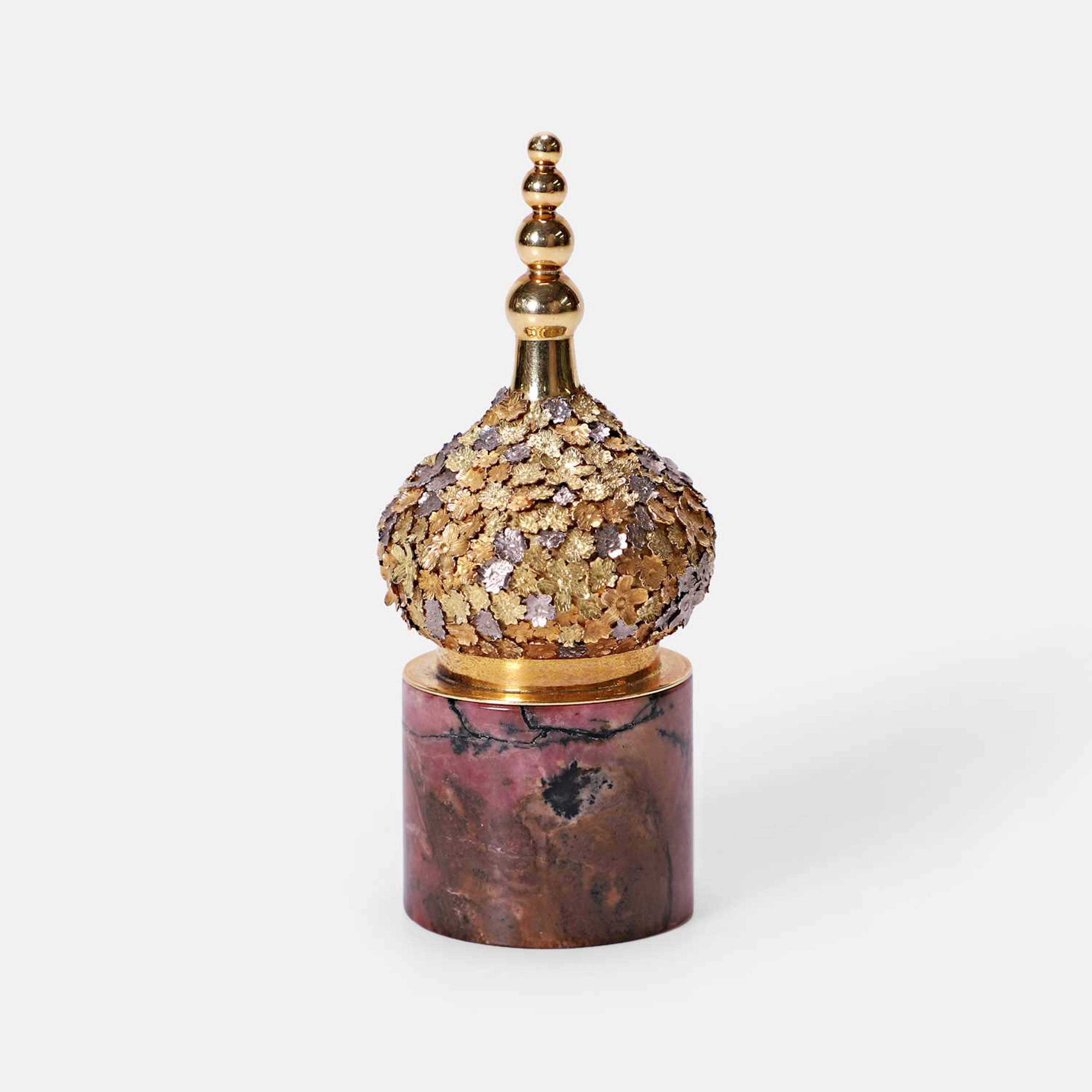 ▲ Stuart Devlin (Australian-British, 1931-2018) an 18ct gold and rhodonite box