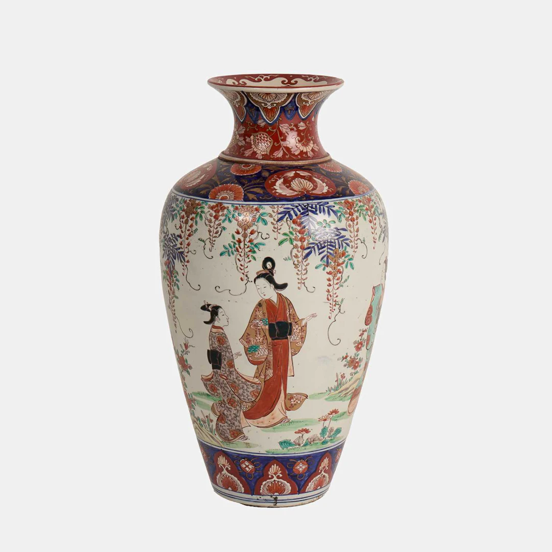 A large Japanese Imari vase Meiji period (1868-1912)