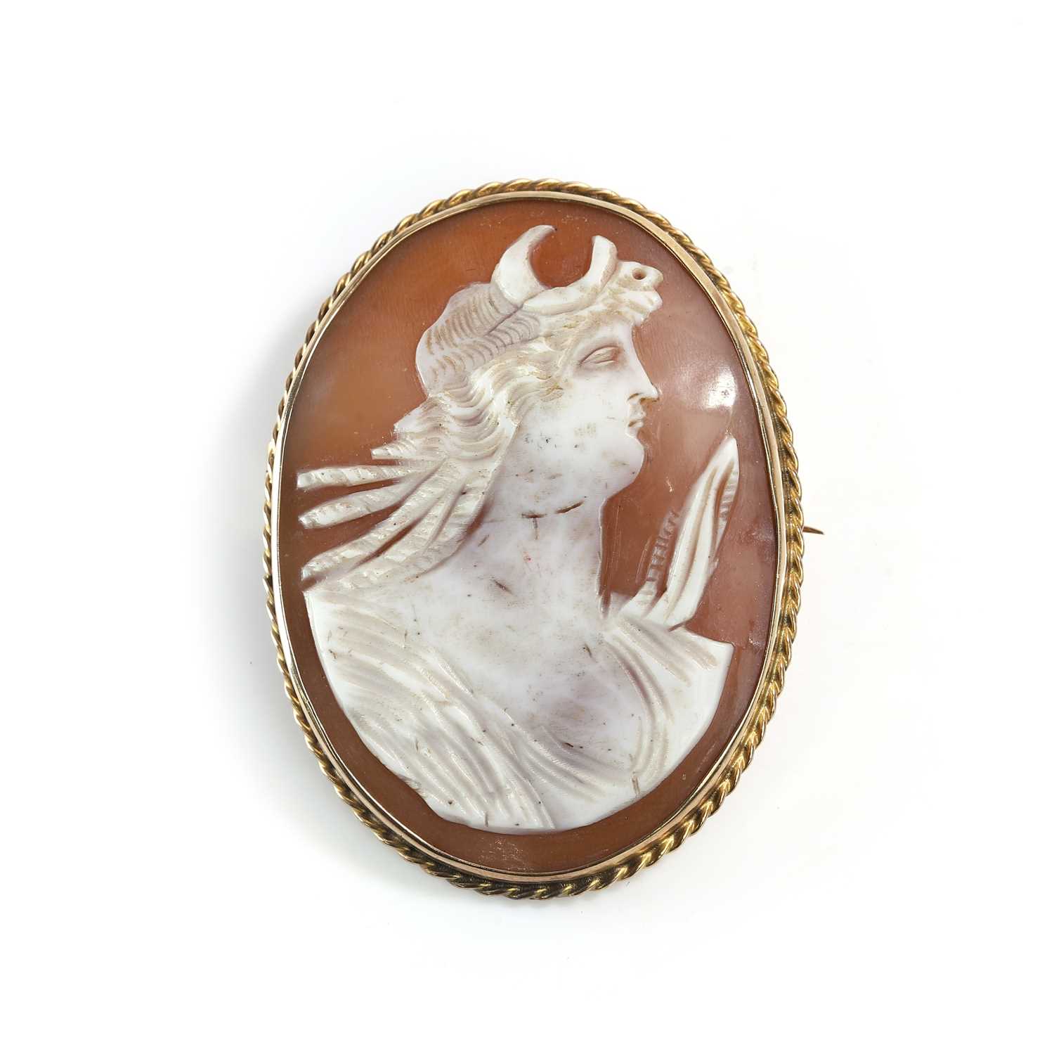 A Victorian shell cameo brooch