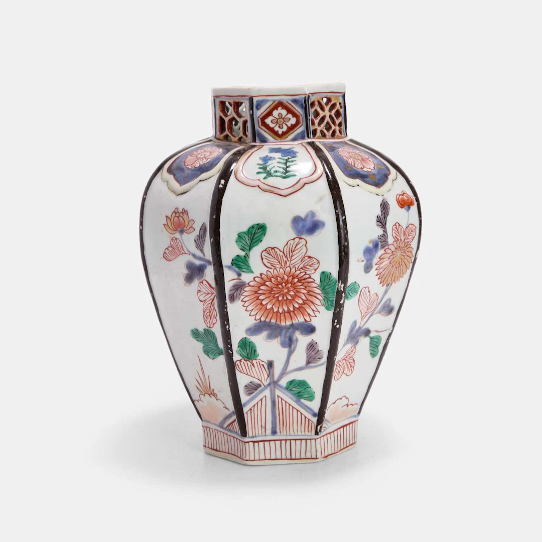 A Japanese Imari vase Edo period (1603-1868)