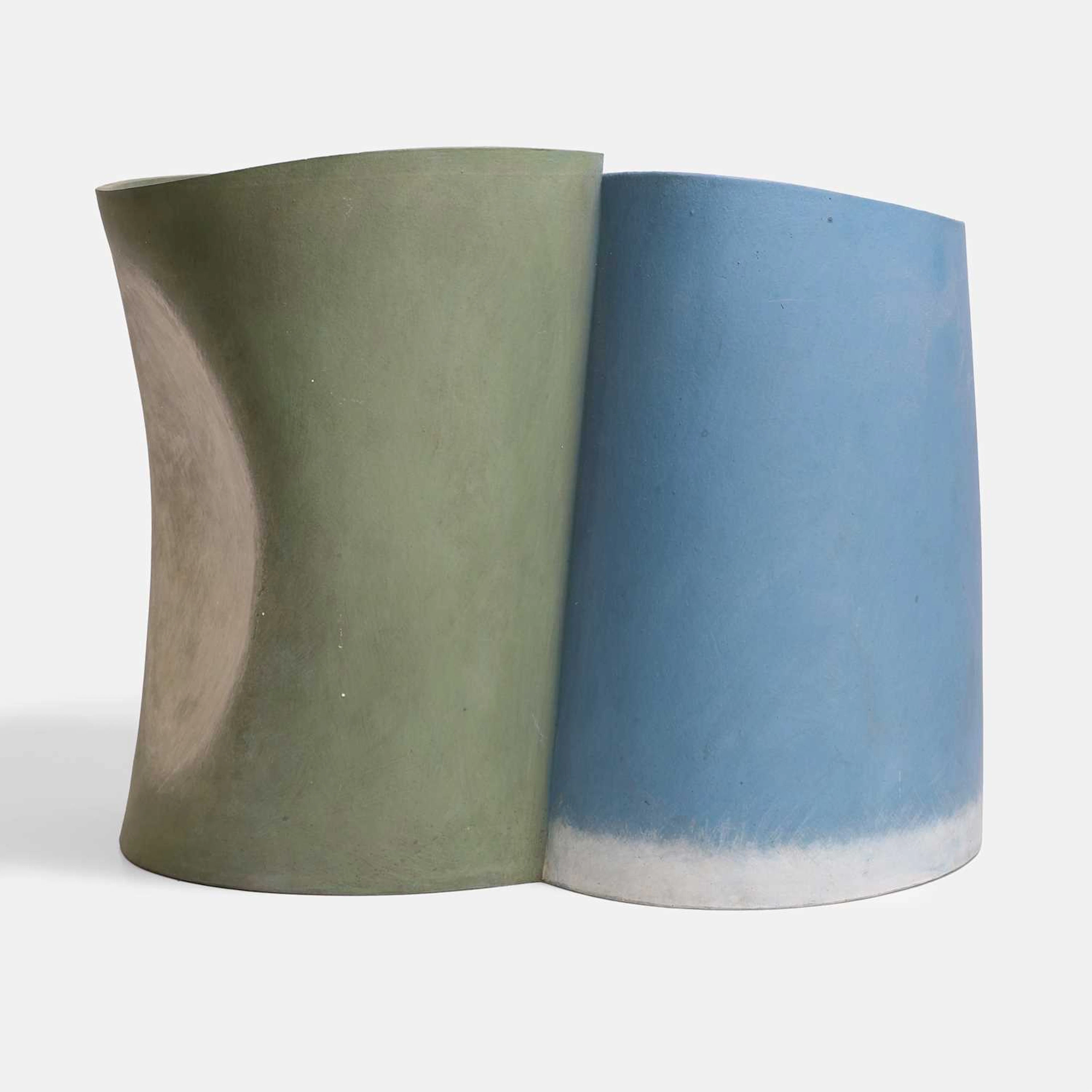 ▲ Ken Eastman (British, b.1960) a twin-compartment slab vessel