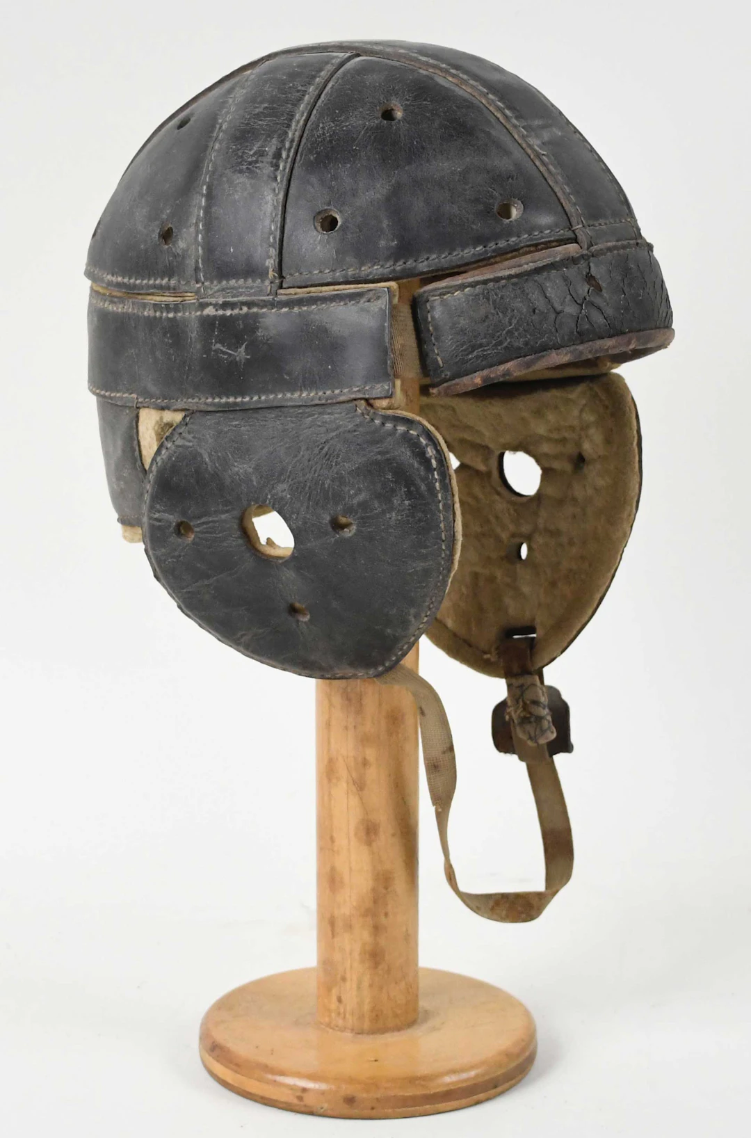 "Leather football helmet dated 1930 (VG)