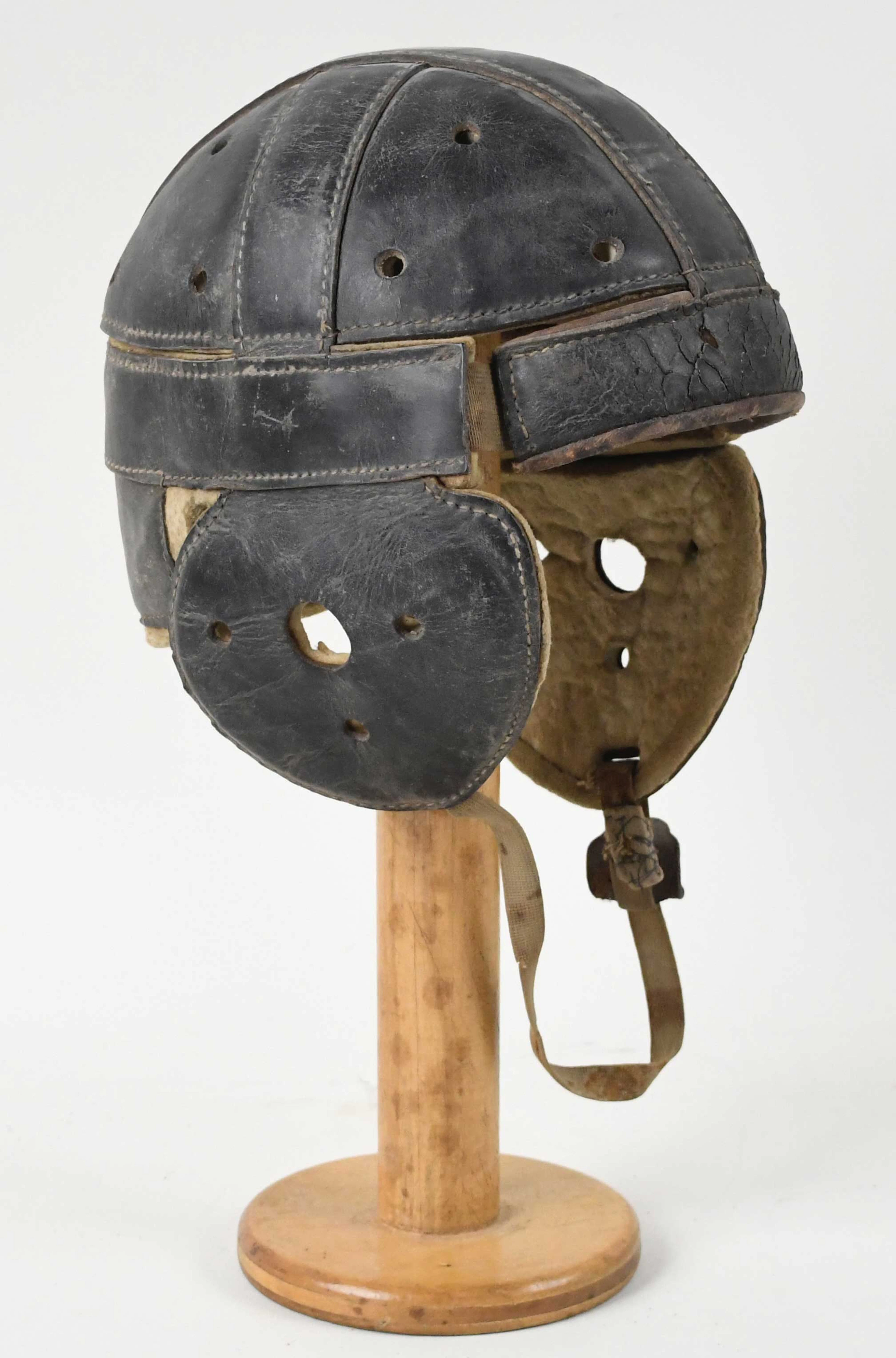 "Leather football helmet dated 1930 (VG)