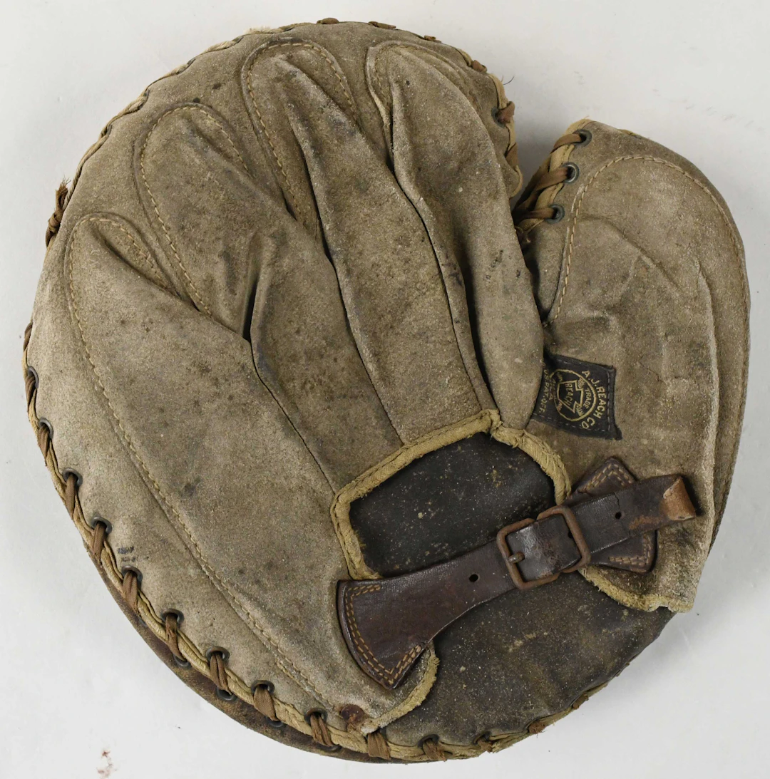 "Reach buckle-back catcher's mitt