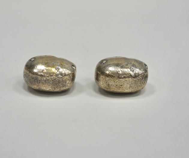 Olle Ohlsson, 2st skulpturer "Potatis" nysilver.