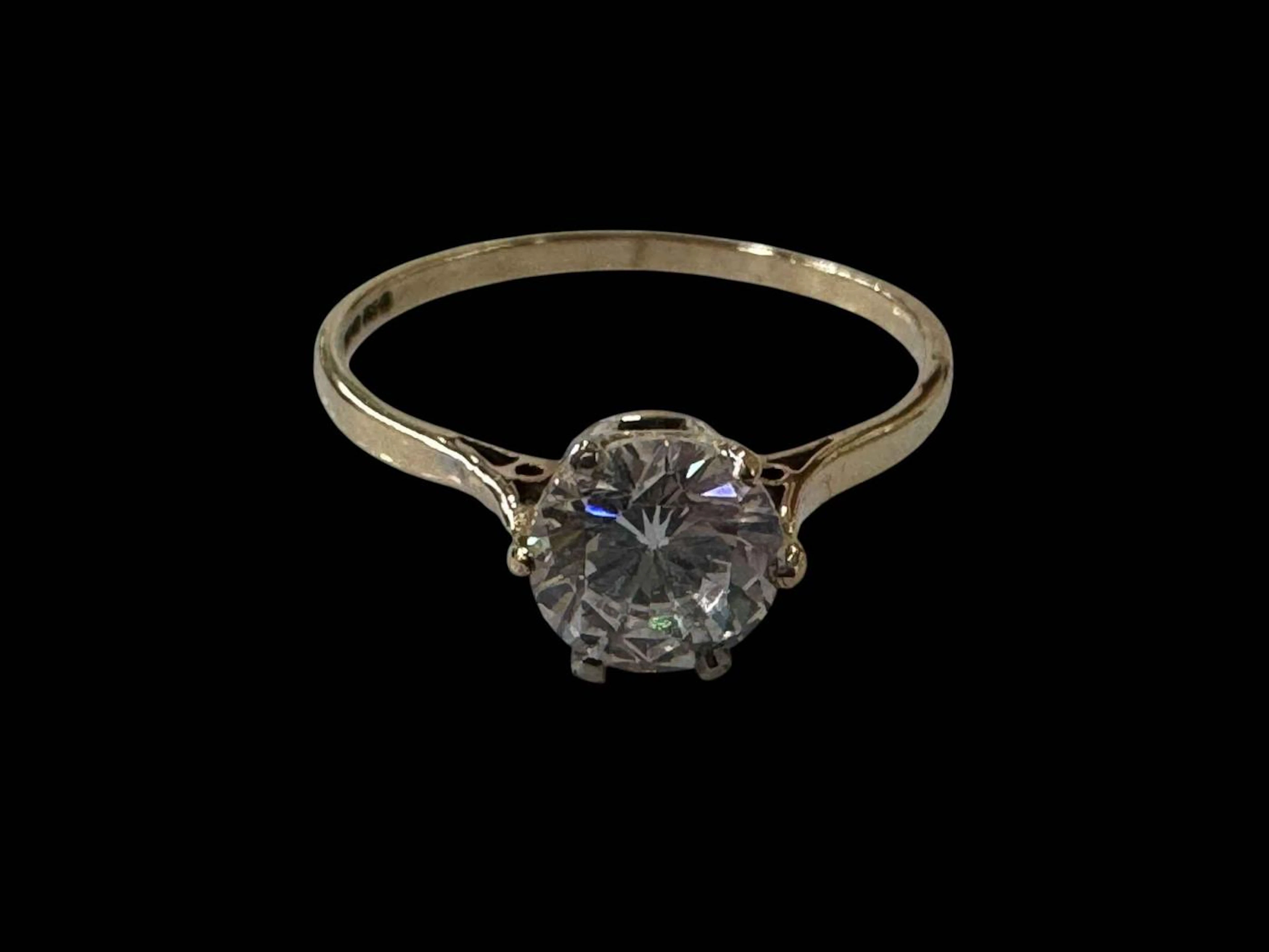 14 carat gold cubic zirconia solitaire ring, size R.