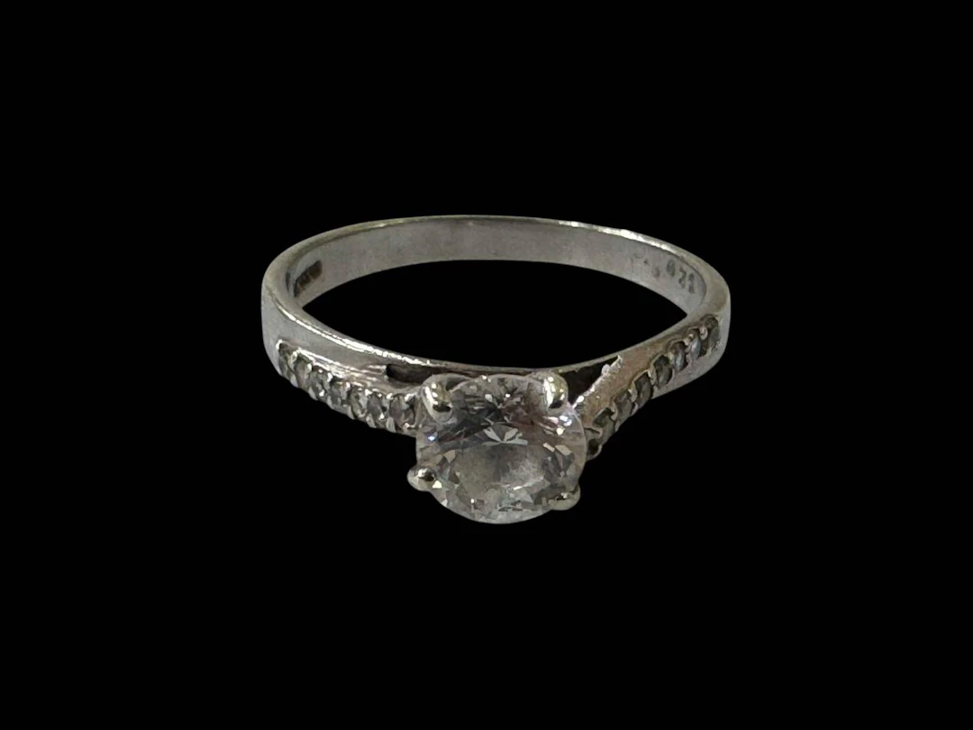 9 carat white gold solitaire dress ring with ornate shoulders, size R.