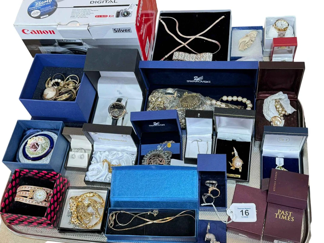 Collection of costume jewellery including silver, many with boxes