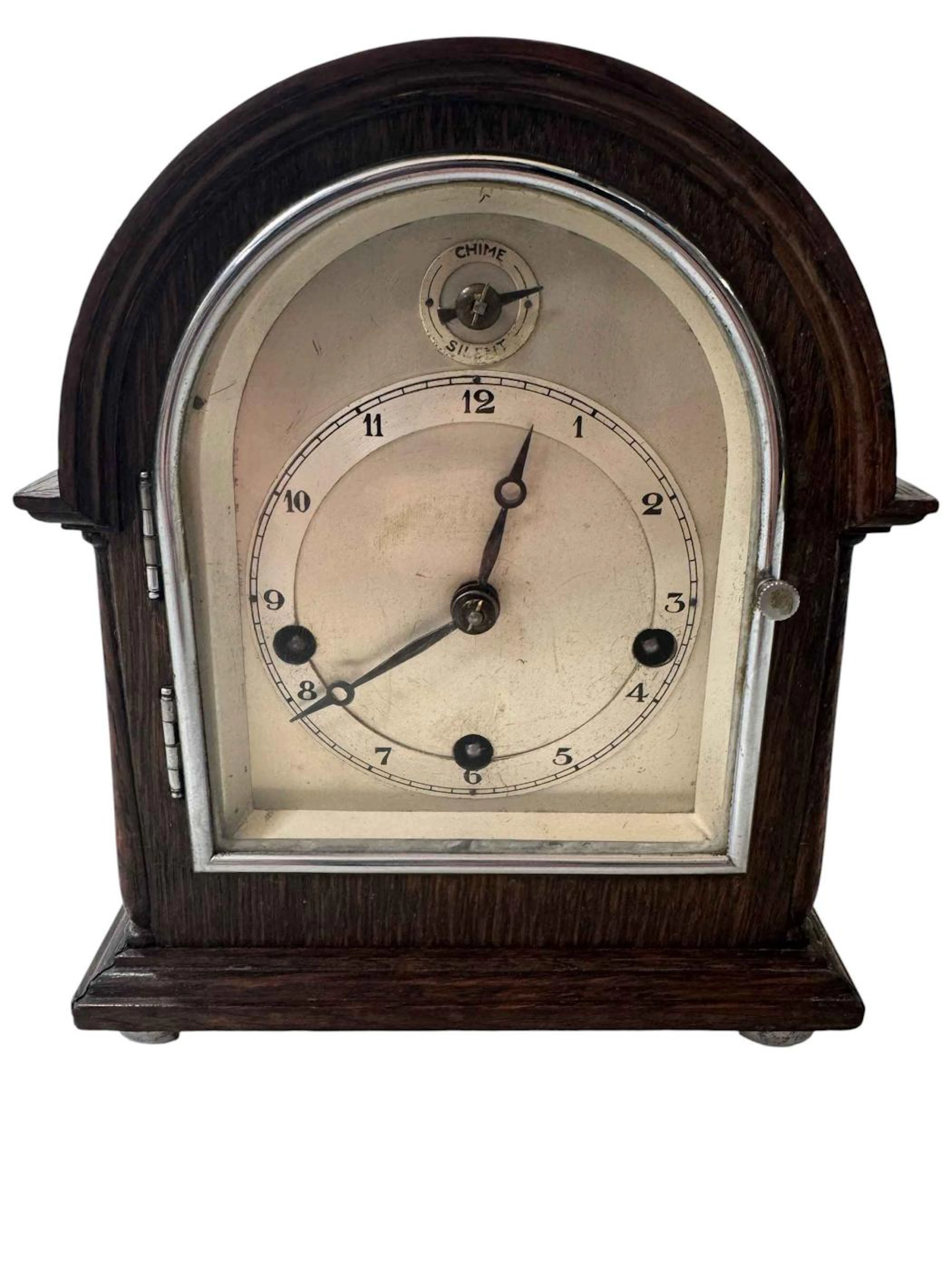 Oak mantel clock with chiming movement, 19cm.