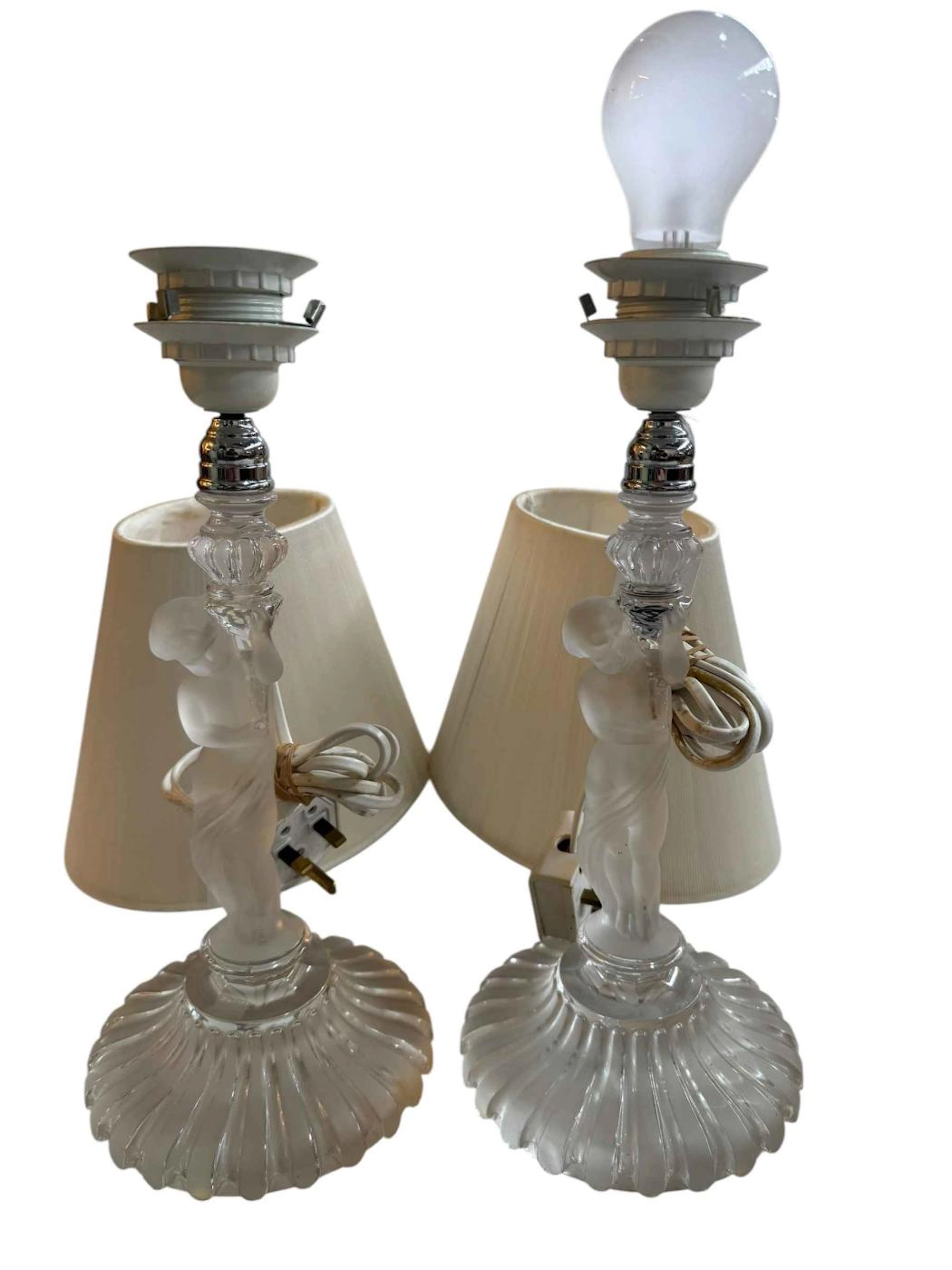 Pair Baccarat frosted glass cherub table lamps with shades, 27cm to