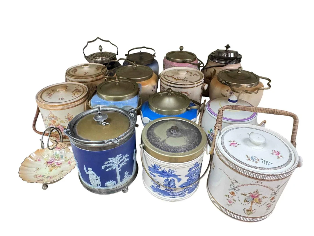Collection of fifteen various biscuit barrels and pickle dish.