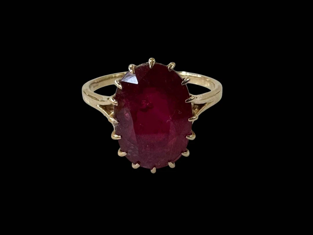Malagasy ruby (approx 7 carat) 9 carat gold ring, size S.