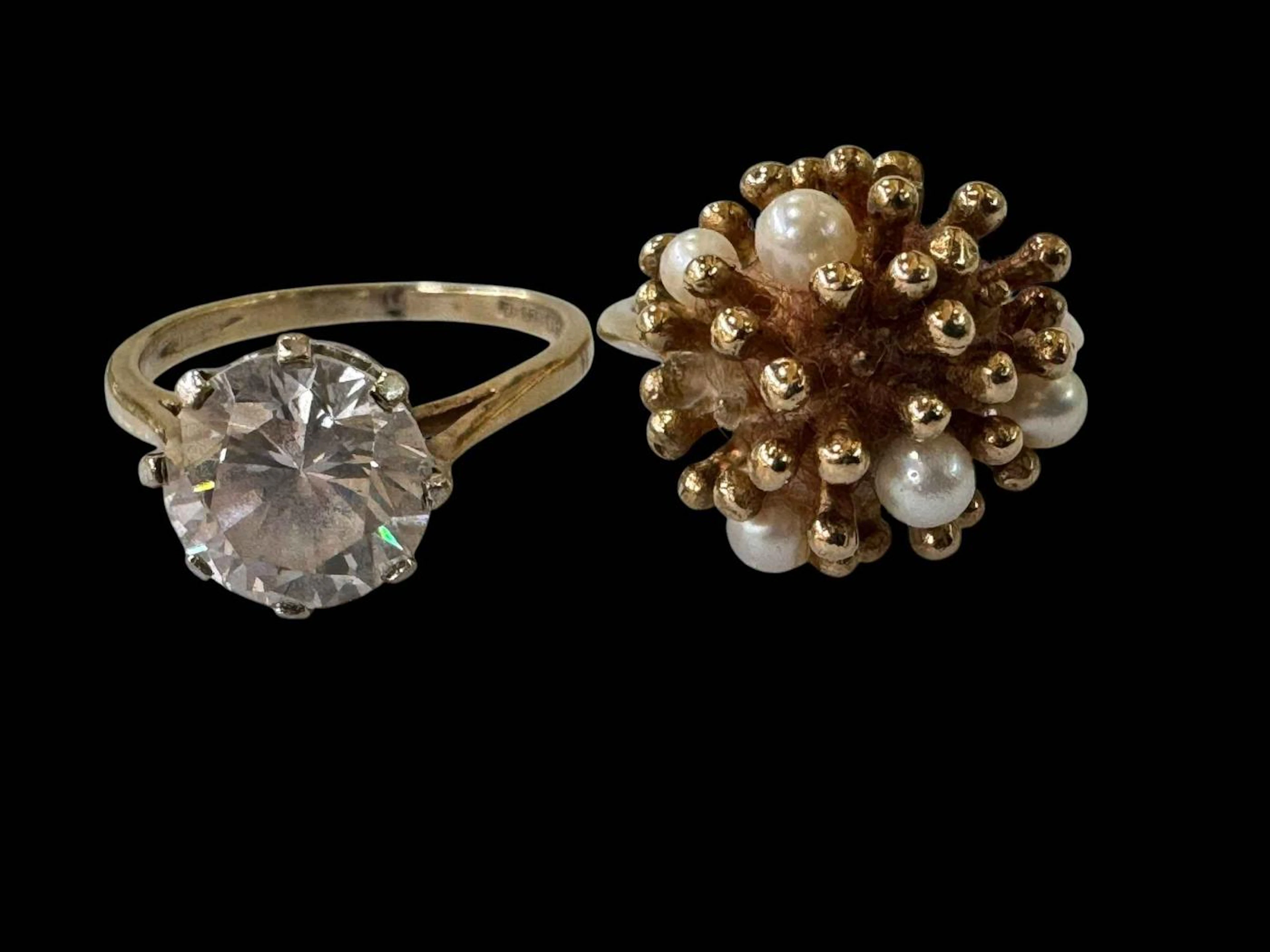 Two 9 carat gold dress rings.