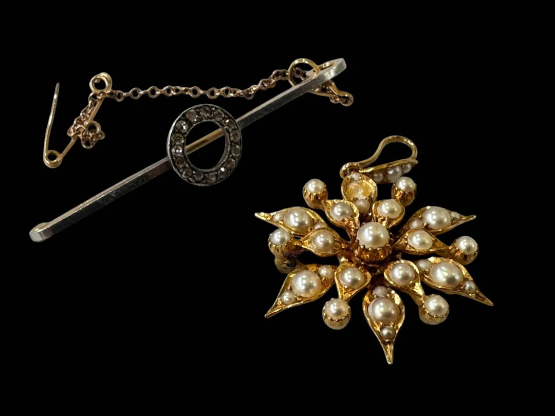 Gold pearl set star pendant/brooch, 3cm across and in fitted case;