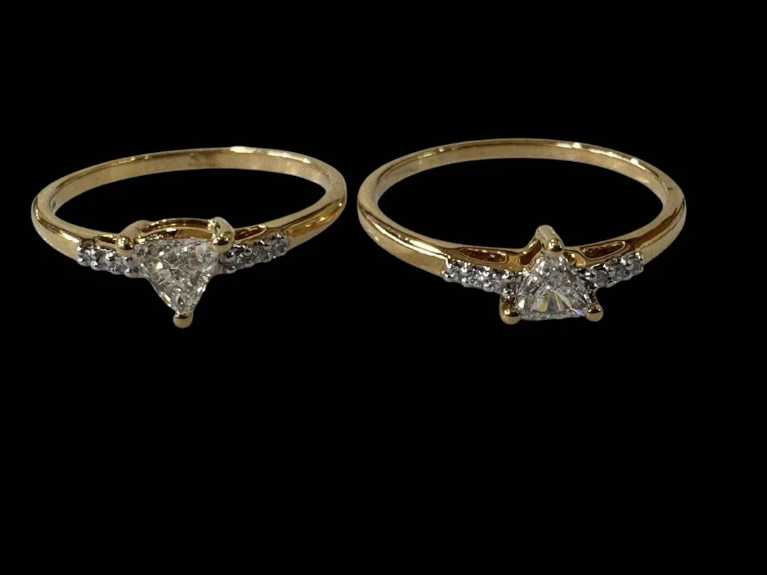 Pair of diamond set 18k gold rings, each SI G-H, sizes N/O.