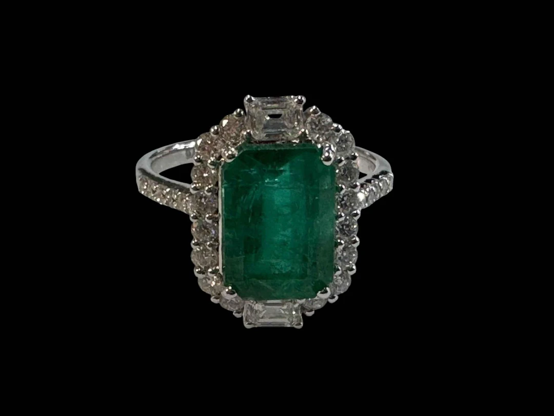 Emerald and diamond cluster ring, the rectangular emerald 3.59 carats