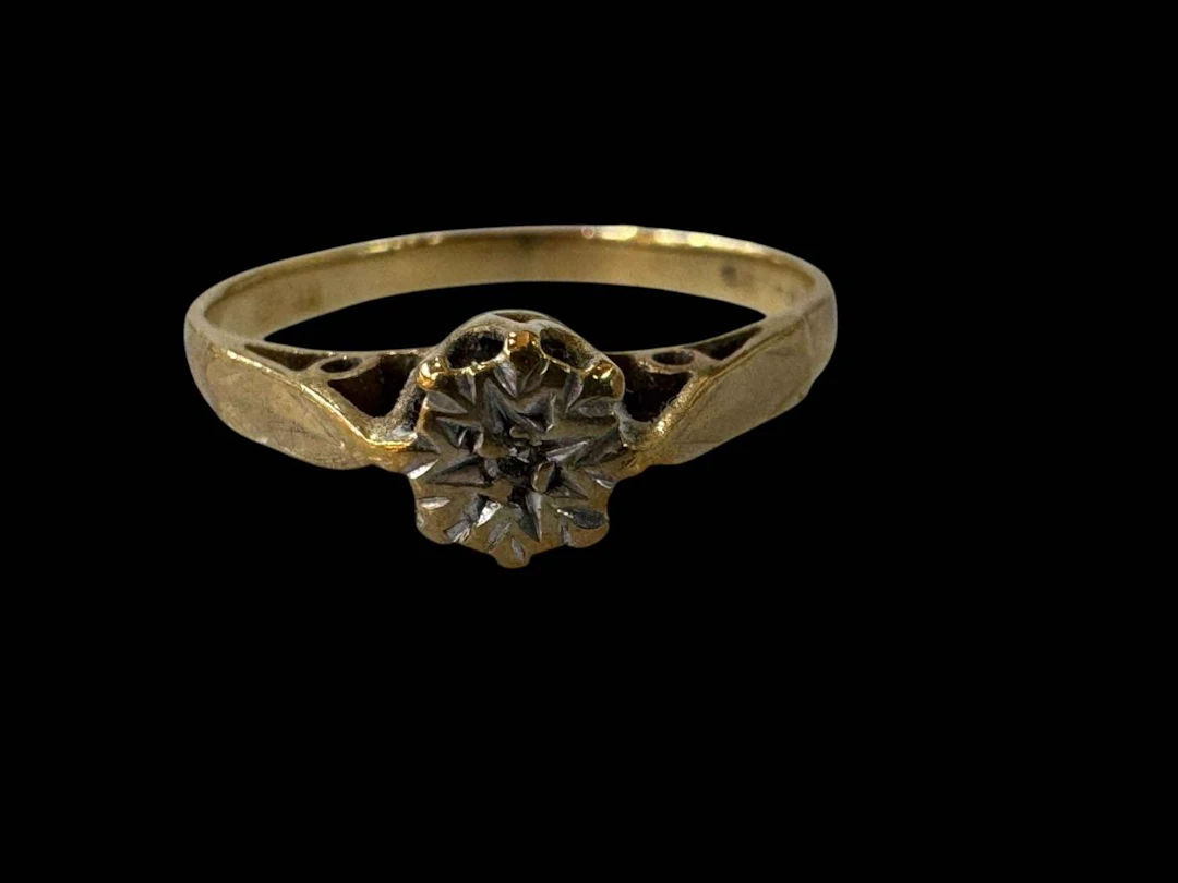 9 carat gold bracelet, cross pendant and ring (3).