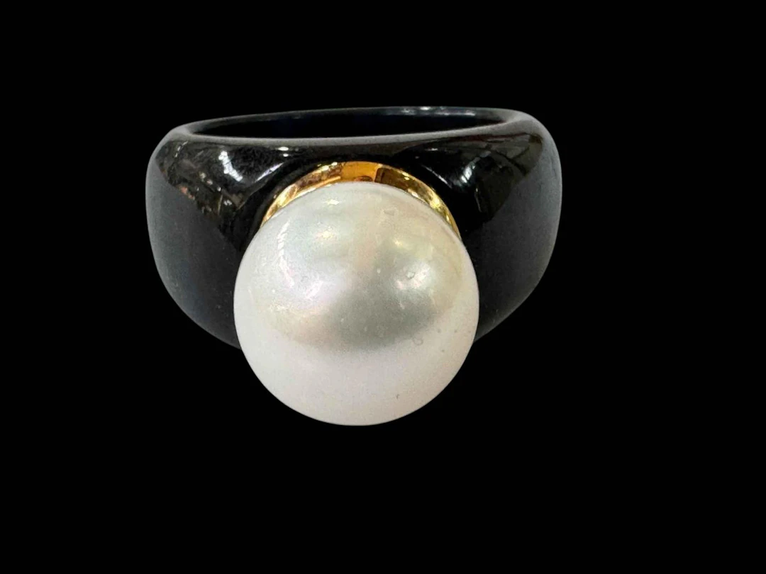 Black jade and south sea pearl ring, size S/T.