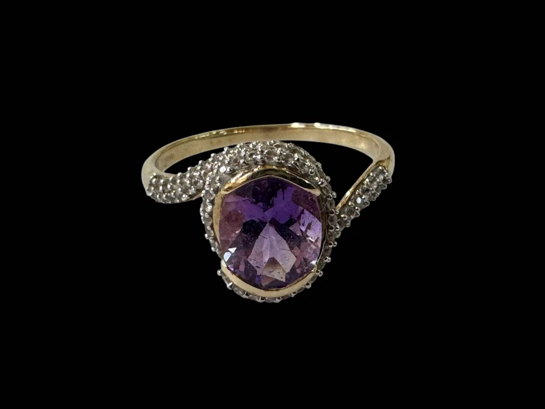 Uruguayan amethyst (2 carat approx) 9 carat gold ring, size S.