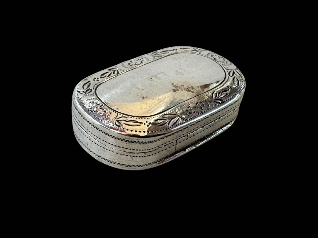 George III silver vinaigrette by John Shaw, Birmingham 1807, 3.25cm across.