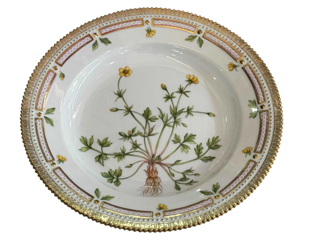 Boxed Royal Copenhagen Flora Danica plate painted with botanical specimen