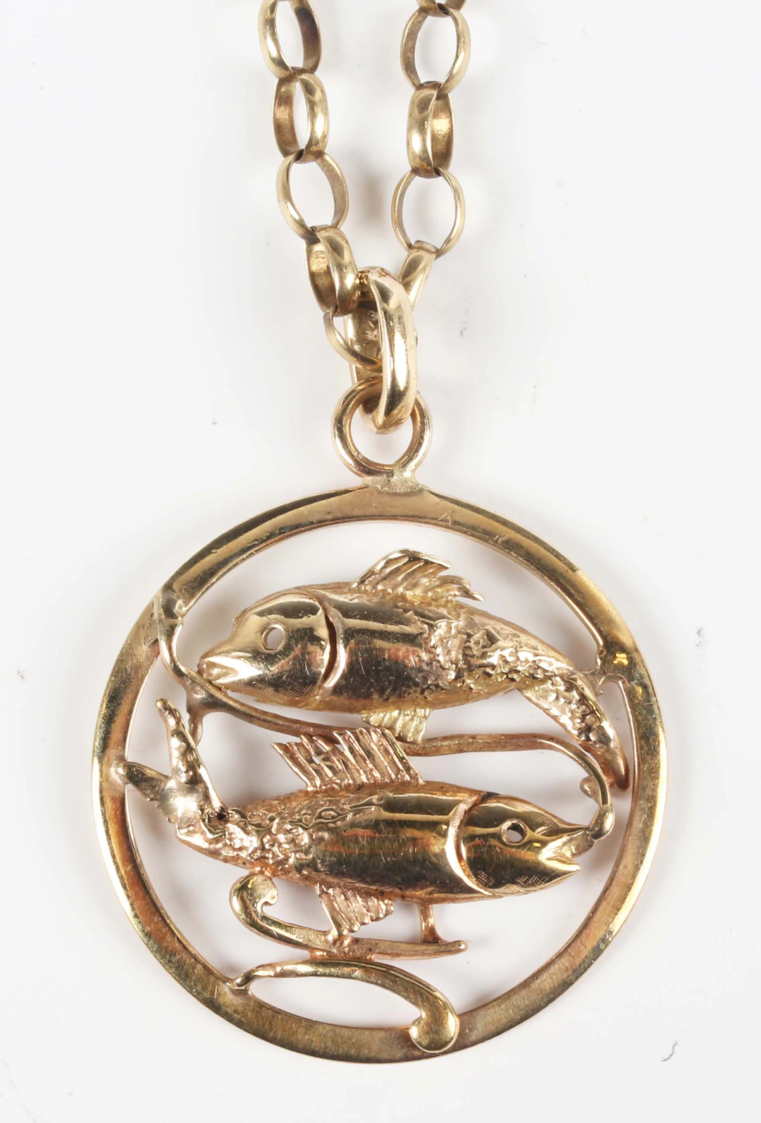 A gold Pisces circular pendant, designed as two fish in an openwork