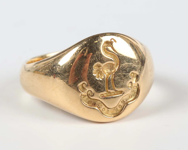 An 18ct gold signet ring, engraved with an ostrich above the motto