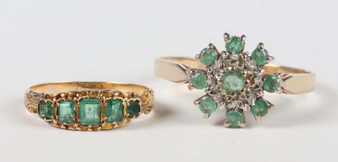 A Victorian gold and emerald ring, mounted with five graduated square