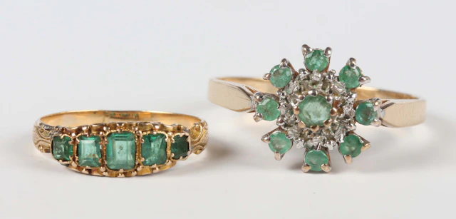 A Victorian gold and emerald ring, mounted with five graduated square