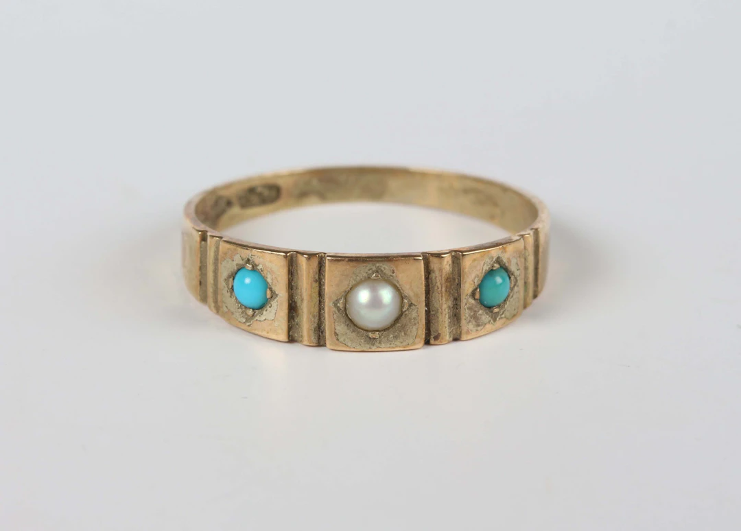 A Victorian gold, turquoise and half-pearl three stone ring, indistinct