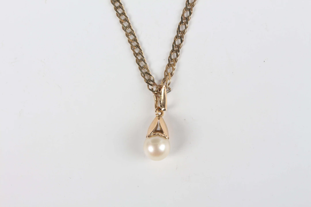 A 9ct gold multiple link neckchain on a boltring clasp, weight 5.9g