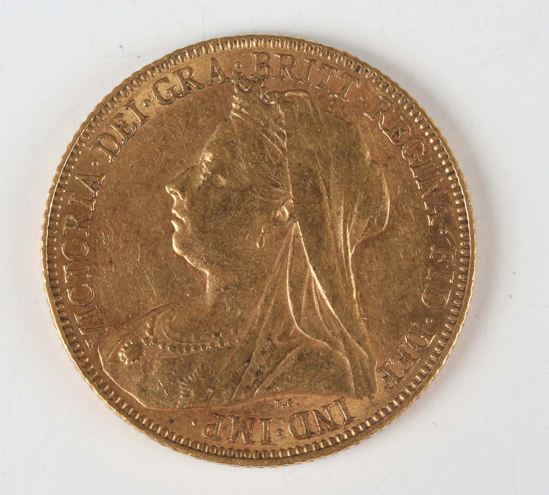 A Victoria Veiled Head sovereign 1900. Note: this lot includes an