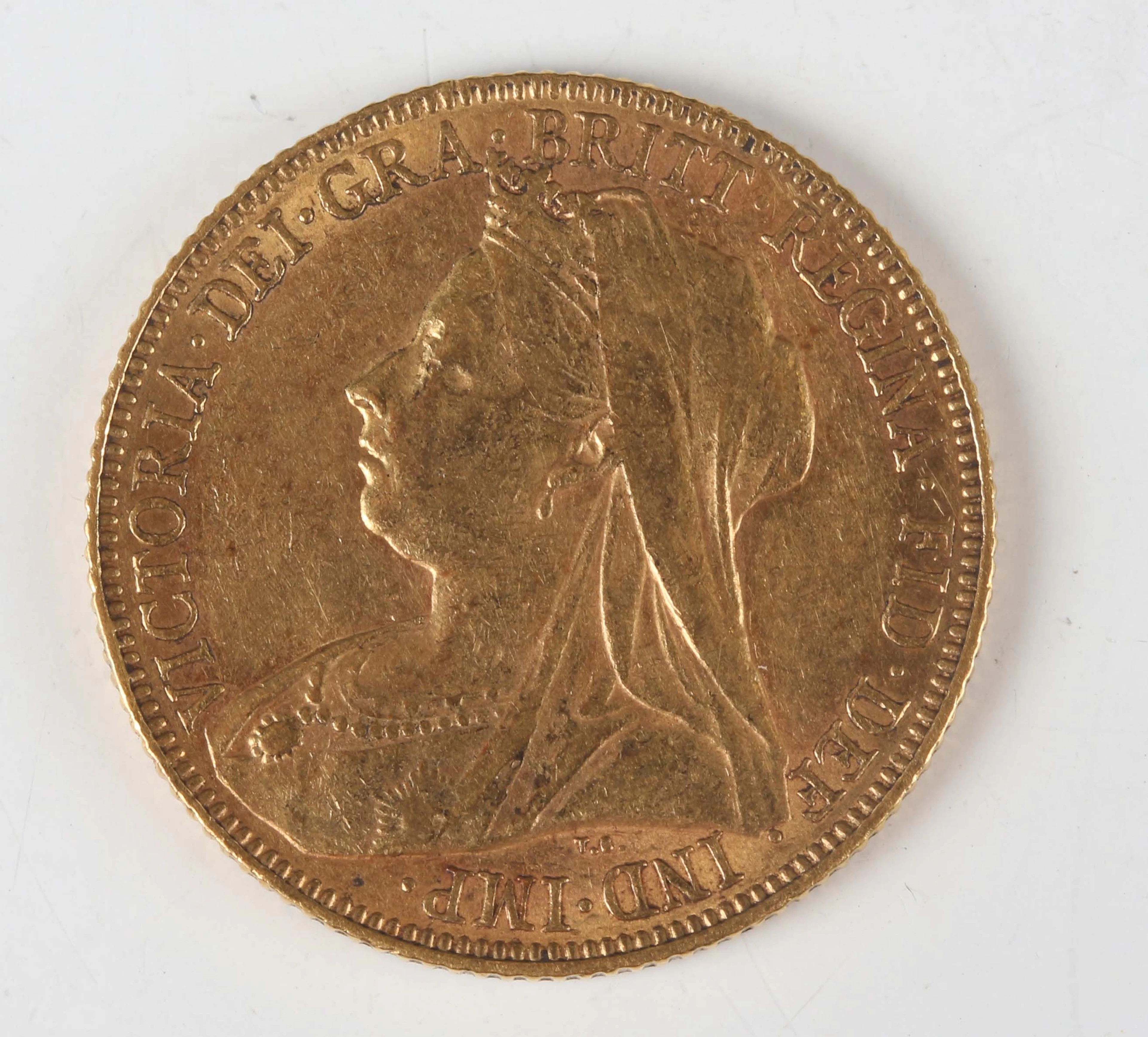 A Victoria Veiled Head sovereign 1900. Note: this lot includes an