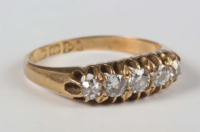 An Edwardian 18ct gold and diamond five stone ring, mounted with a