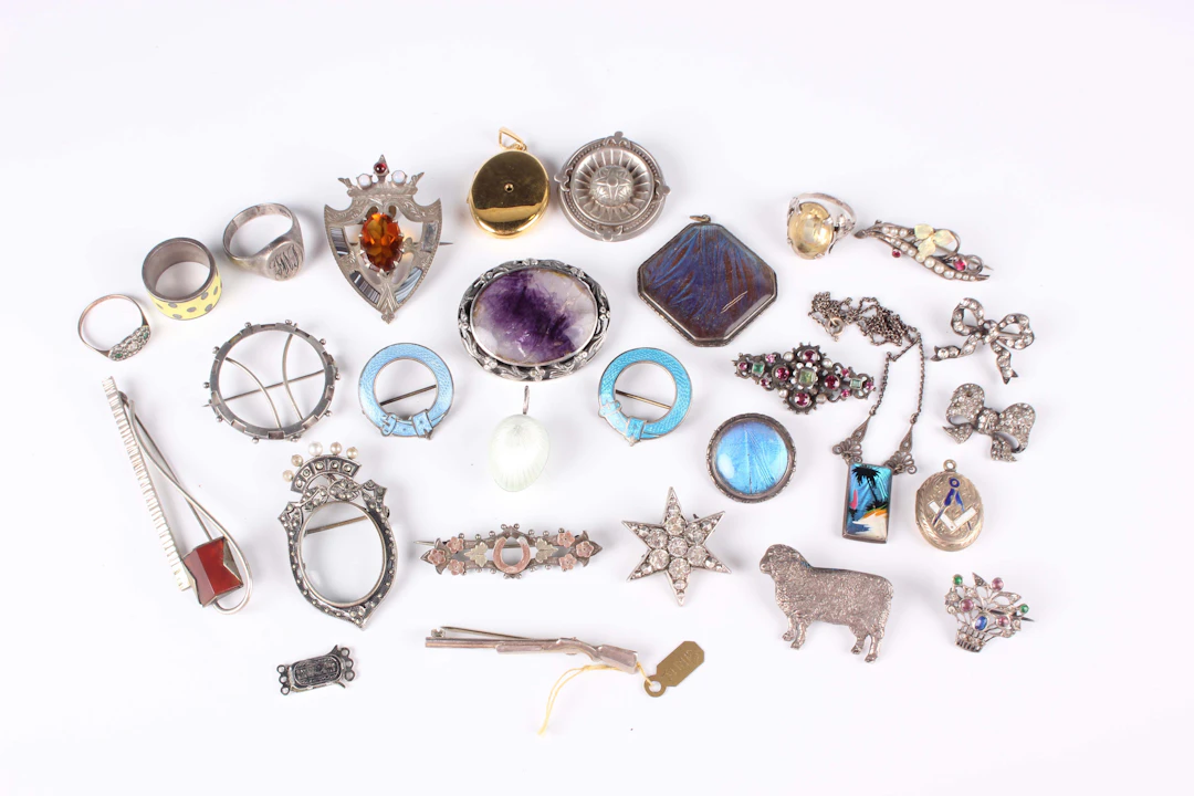A collection of jewellery, including a silver and Blue John oval brooch