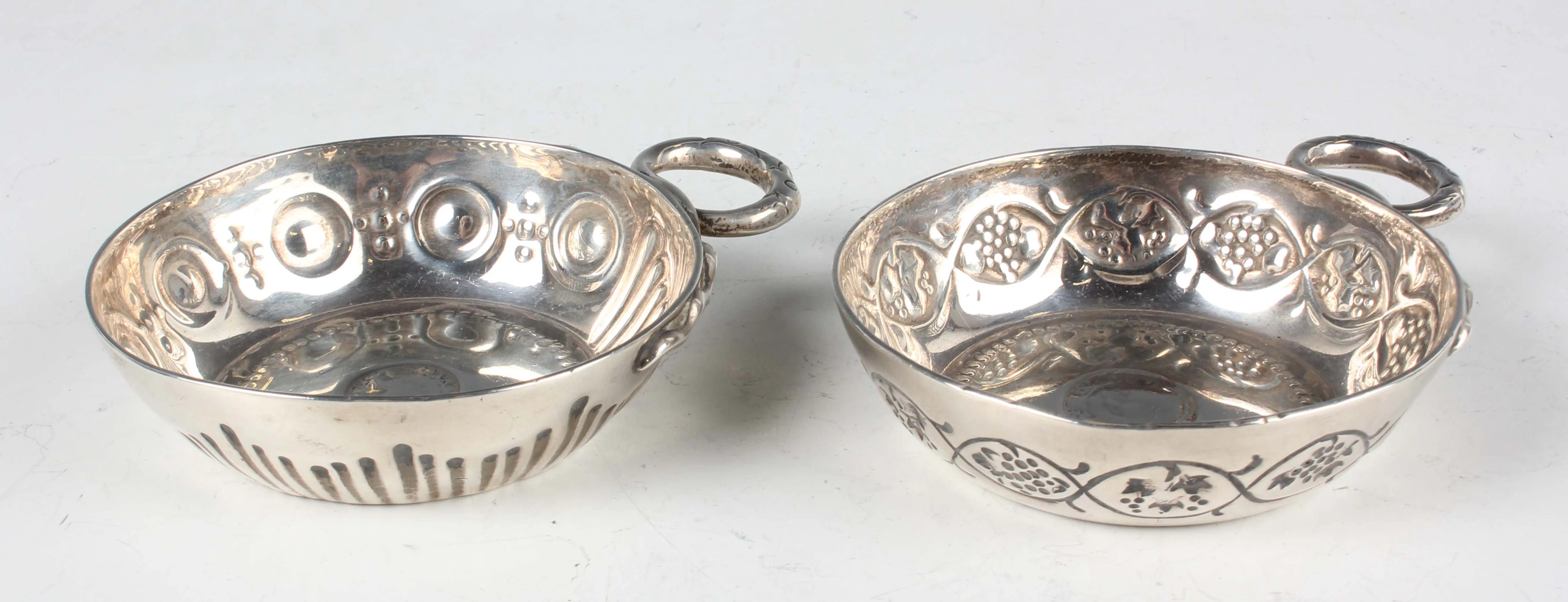 A George V silver tasse de vin, the circular bowl inset with an Elizabeth