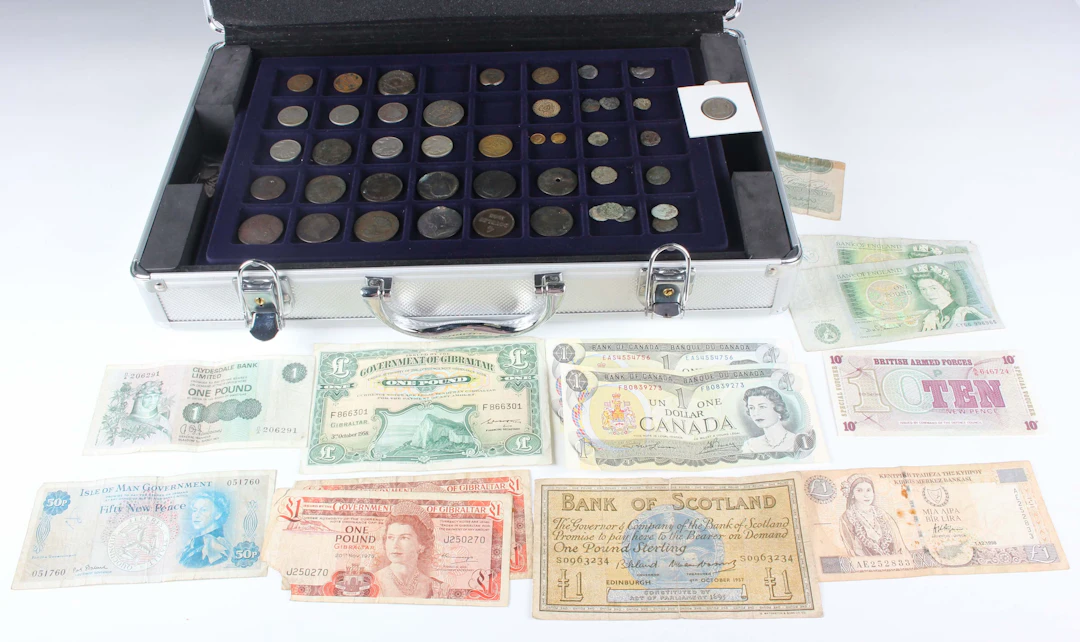 A collection of mixed coins and commemoratives, including a collection